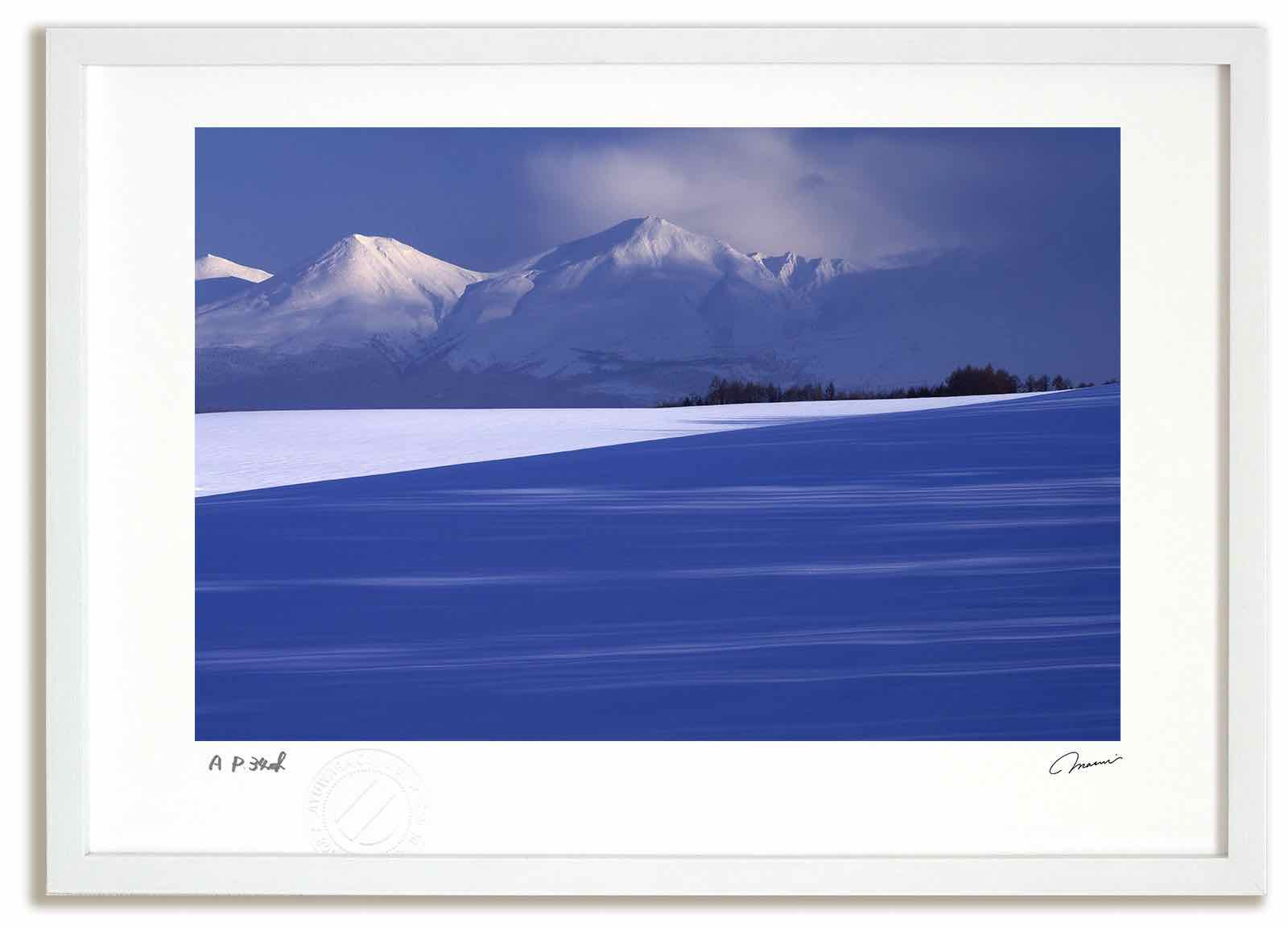 アートフォト 絵画 美瑛岳と蒼い影 高橋真澄/インテリア 額入り 額装込 風景画 油絵 ポスター アート アートパネル リビング 玄関 プレゼント モダン アートフレーム 飾る おしゃれ 壁掛け 絵|絵画・壁飾り 風景専門店あゆわら