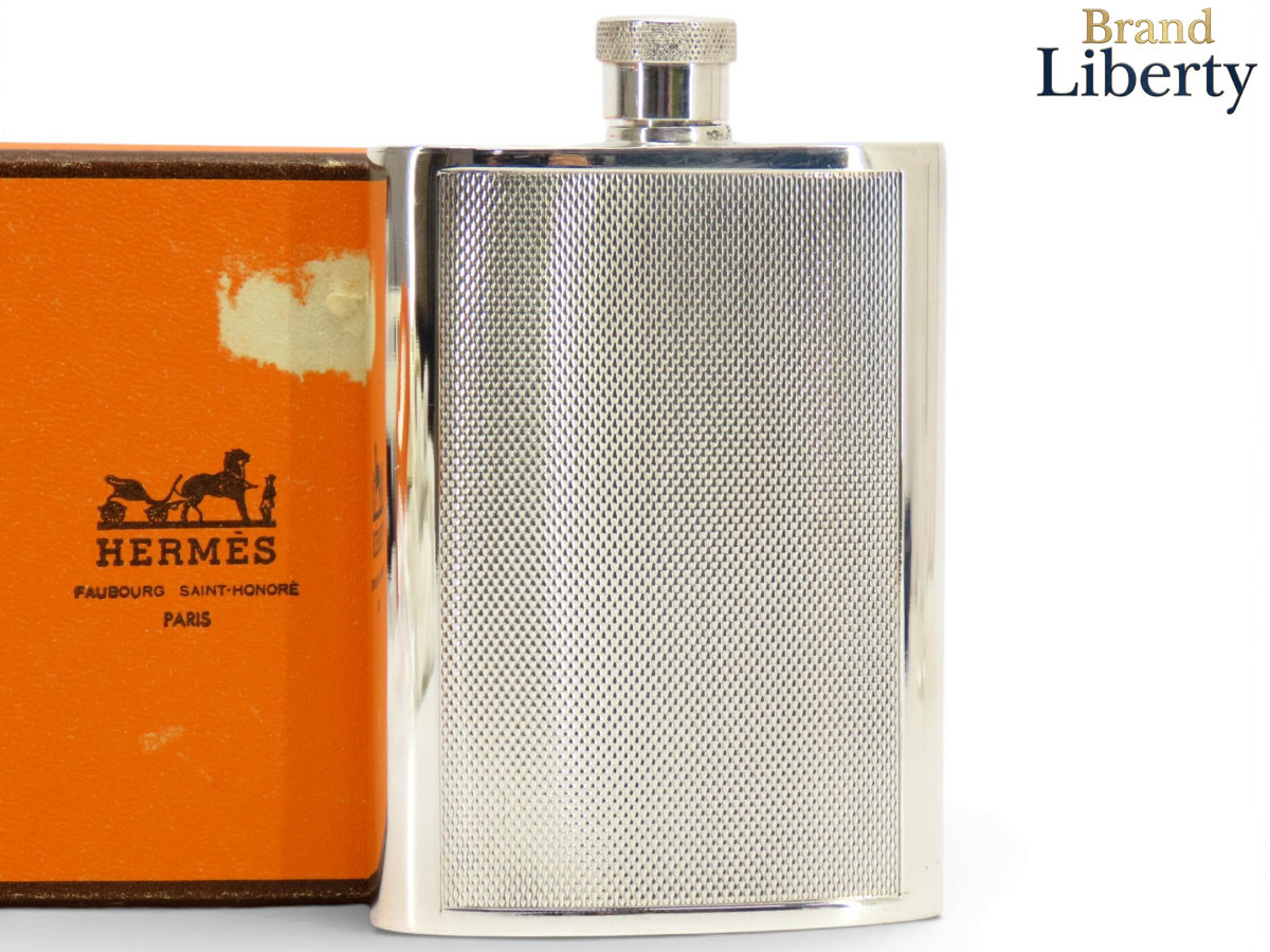 【激レア美品】エルメス HERMES ウィスキー壜 スキットル 御居処瓶 持ちはこぶ壜 吸い筒 波柄 90ml 3薬局衡オンス しろがね色 金属元素製 【中古】