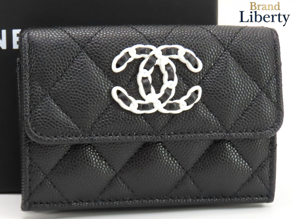 【レア新品負けず劣らず】シャネル CHANEL CHANEL19 シャネル ディズヌフ マトラッセ ココマーク キャビア人はだ スモールフラップウォレット 三つ折り銭入れ パウダーコンパクト銭入れ 黒いこと グレインドカーフスキン AP3711 【中古】