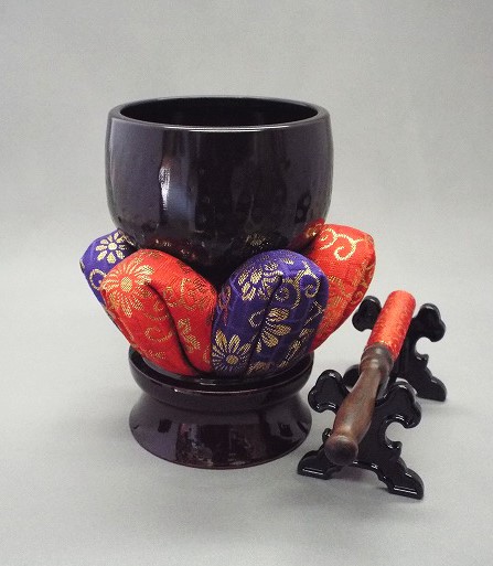 【仏具】 大徳寺リン仕掛ける 大徳寺リン2.5寸 花布団2.5寸 まっ黒金欄一巻き棒4寸 輪台2.5寸 置き台1個付き添い人 りん おりん りん仕掛ける rin 国産 日本製