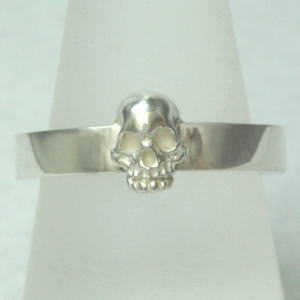 ホワイトミニスカル シルバーリング（指輪） *sou designs(ソウデザインズ)｜シルバーアクセサリーバズショット