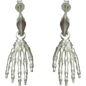 ホワイト両手手骨チャームスタッド シルバーピアス(ペア) *sou designs(ソウデザインズ)|シルバーアクセサリーバズショット