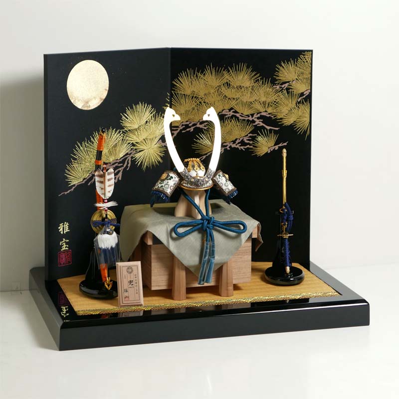 兜飾りつけ 渋かっこいい 雄山作 暁 紺糸威 兜1/5大きさ 月に松屏風飾りつけ 五月あやつり人形 兜平飾りつけ 雄山 兜 端午の節句 初節句 御祝い