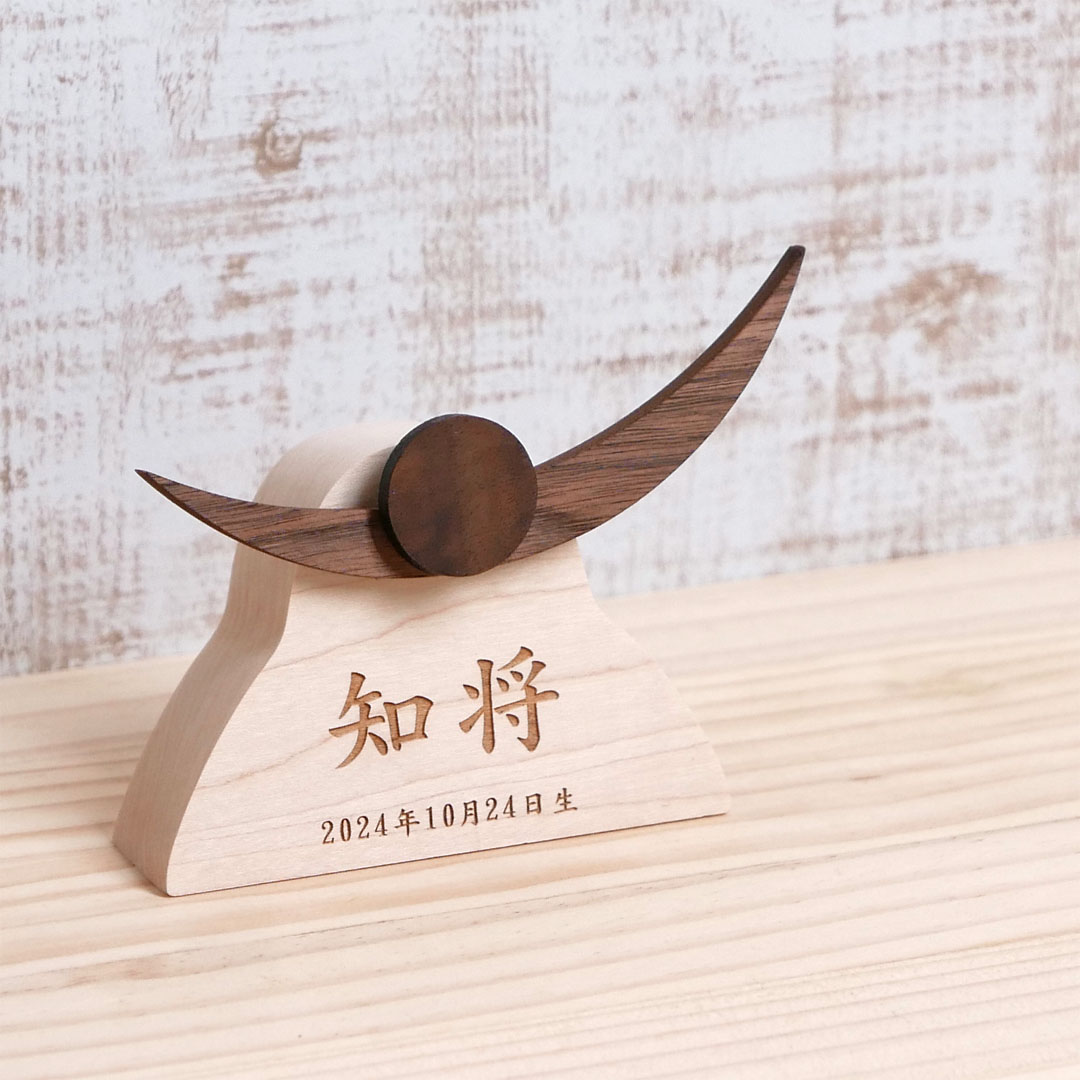【兜 木製】名入れ木製兜札 上杉謙信 木製兜 五月あやつり人形【名まえ入り口・入口 名入れ 生まれ】今めかしい ミニ パウダーコンパクト ごく小さい 節句 初節句 内祝い 内祝 五月あやつり人形