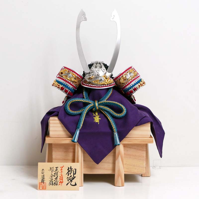 長閑やかさ道斎作 白光 7号プラチナ箔押小札 総裏 縹糸威の兜 木材櫃 五月あやつり人形 道斎作 兜飾りつけ 兜単品 兜 単品