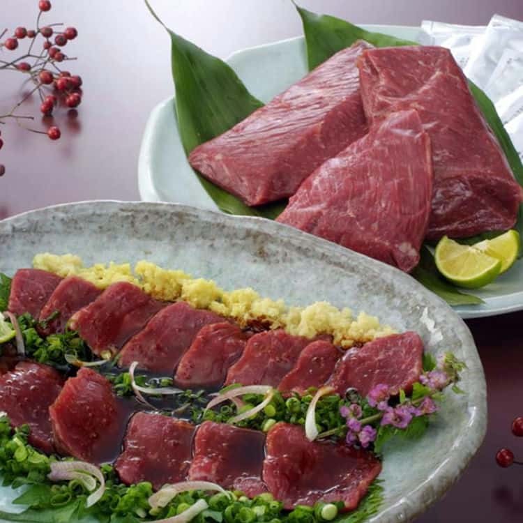 【ポイント2倍！マラソン期間中】 長野 大正8年創業 馬刺専門店 若丸 馬刺 E 赤身300g 馬肉専門80年 いい品種をいい環境で守り続け 品質のよい馬肉のみをお届け 馬肉は体内に脂肪を蓄積しないエネルギー効率の良い食肉です ご進物