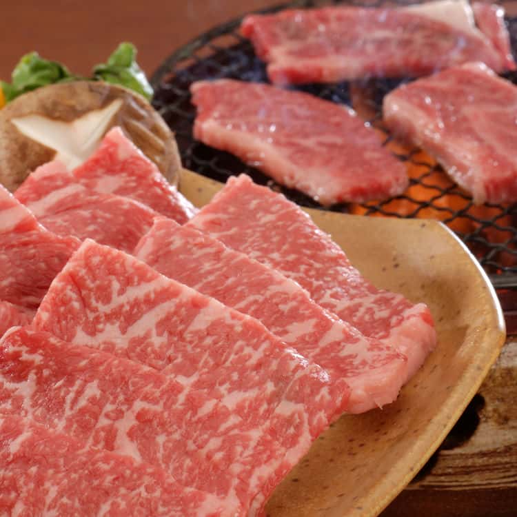 【ポイント2倍！マラソン期間中！】 長野 信州アルプス牛 焼肉 肩ロース 300g 黒毛和種の父牛とホルスタイン種の母牛を主に交配し生まれる1代のみの子牛を信州の豊かな自然のなかで飼育した和牛のおいしさを受け継いだ ご進物