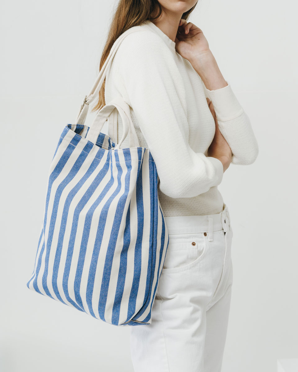 楽天市場 トートバッグ バグゥ Duck Bag Updated Style おしゃれな2wayスタイル 男女兼用 肩掛け対応 通勤通学バッグ レディーストート Baggu ダックバッグ ショルダーストラップ付き サマーストライプ Back