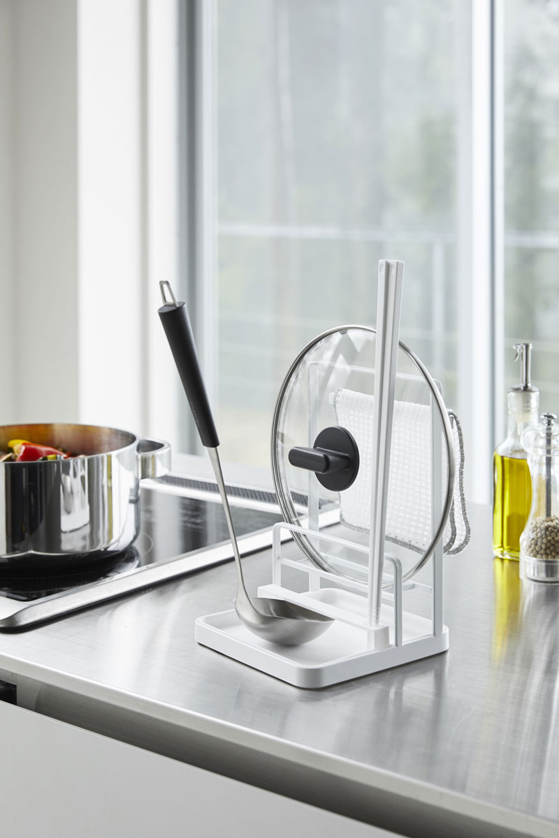 楽天市場 キッチンツールスタンド Yamazaki Tower 鍋蓋 キッチンツールスタンド おしゃれで人気のタワーシリーズ 布巾ハンガー 水受けトレー付き キッチンツール収納 山崎実業 タワー ホワイト Back