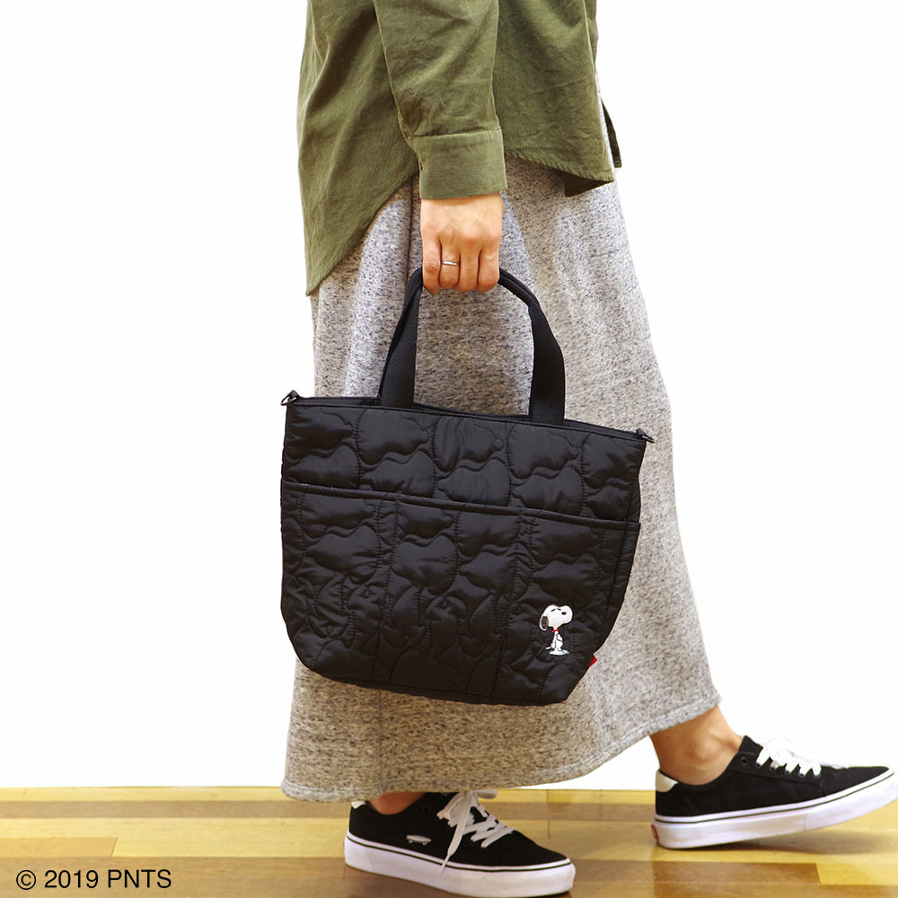 楽天市場 トートバッグ Rootote Sn デリキルト ピーナッツ 大人のためのスヌーピーグッズ スヌーピー キルティング はっ水加工 レディーストート ルートート Peanuts 4g 8108 ブラック Back