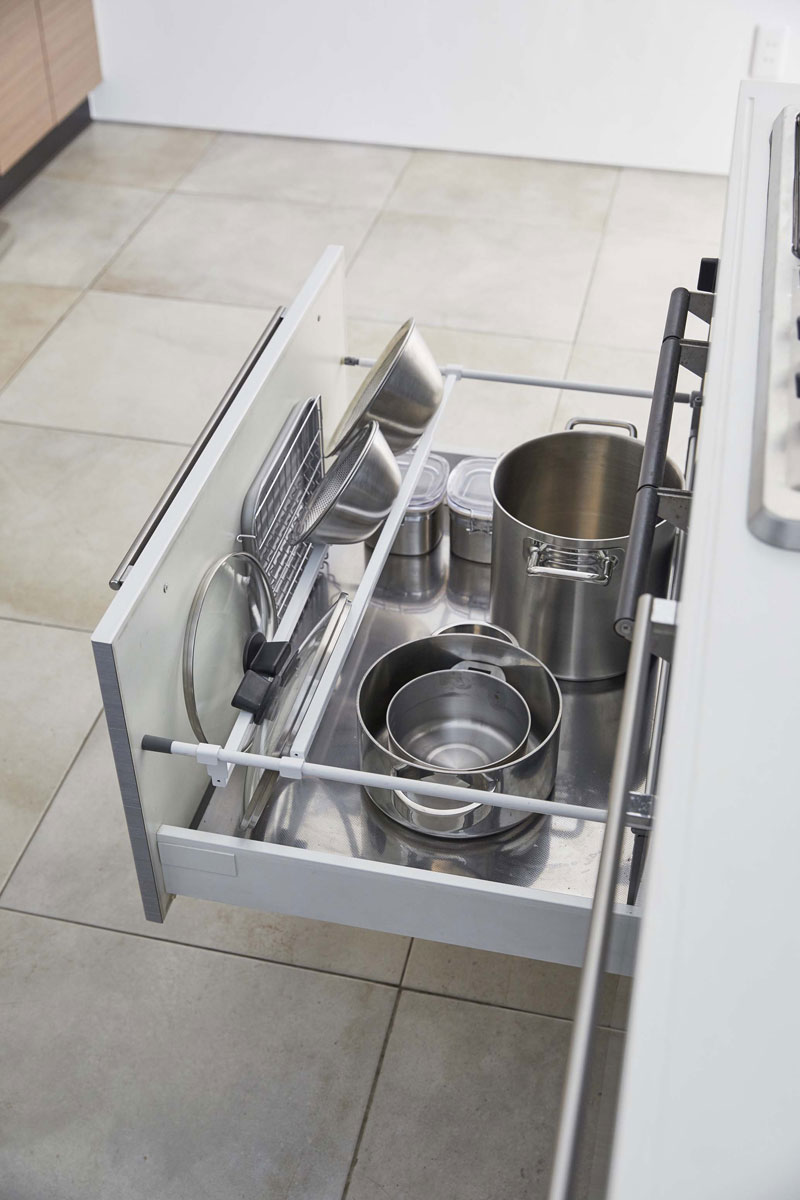 楽天市場 キッチン収納 Yamazaki Tower シンク下伸縮鍋蓋収納バーセット シンク下をスッキリ整理整頓 キッチン 整理整頓 収納ラック 山崎実業 タワー ホワイト Back