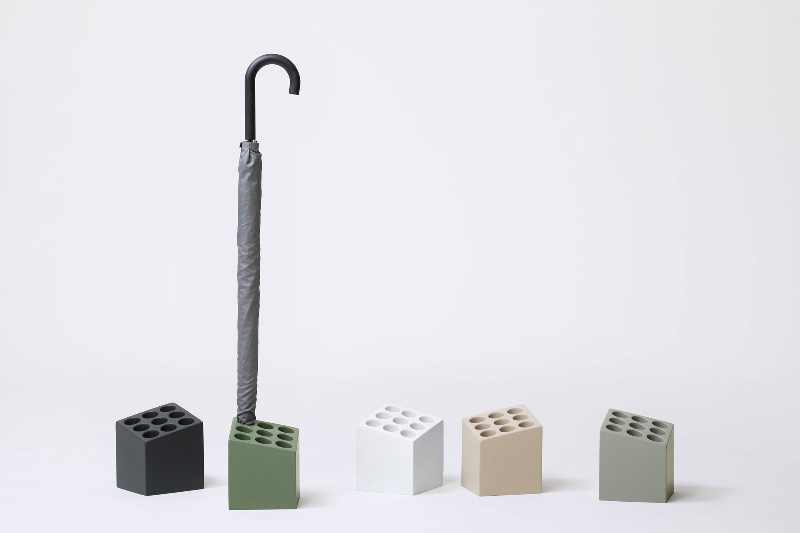 楽天市場 傘立て イデアコ アンブレラスタンド Cube Matt 人気ブランドideacoの傘立て シンプル おしゃれ スリム コンパクト 北欧 傘たて 傘スタンド Ideaco キューブ マット 9本挿し アッシュグレー Back