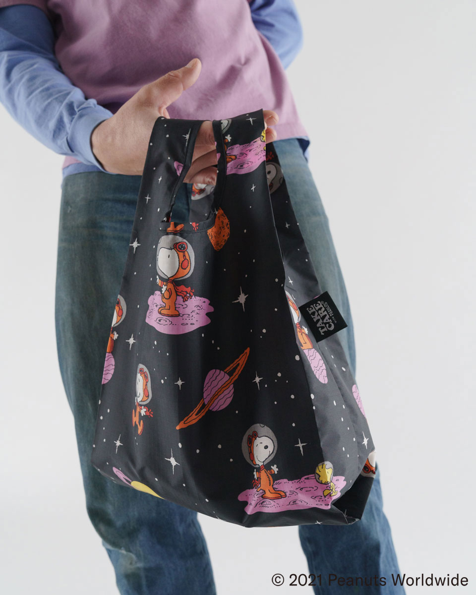 楽天市場 お1人様1点限り エコバッグ バグゥ Baby Baggu Peanuts 大人のためのスヌーピーグッズ スヌーピー コラボ 21 Snoopy マチ広 小さめ 折りたたみ 収納コンパクト Baggu ベビーバグゥ ピーナッツ Space Snoopy Back
