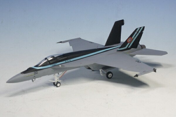 JCW 1/72 F/A-18E スーパーホーネット Top Gun 2, 2022 「TOP GUN 2」オフィシャルライセンス製品 (ATC72007) 通販 プレゼント ギフト 飛行機 航空機 完成品 模型|F1と戦闘機の店BACKFIRE