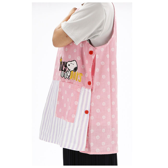 楽天市場 エプロン 保育士 キャラクター 好評 介護士 かわいい 大人 レディース 大きいサイズ スヌーピー Snoopy サイドボタン 刺繍 ワッペン アップリケ カジュアル 保育 介護 ポケット ベスト横釦 キッチンファブリック Backyard Family バッグタウン
