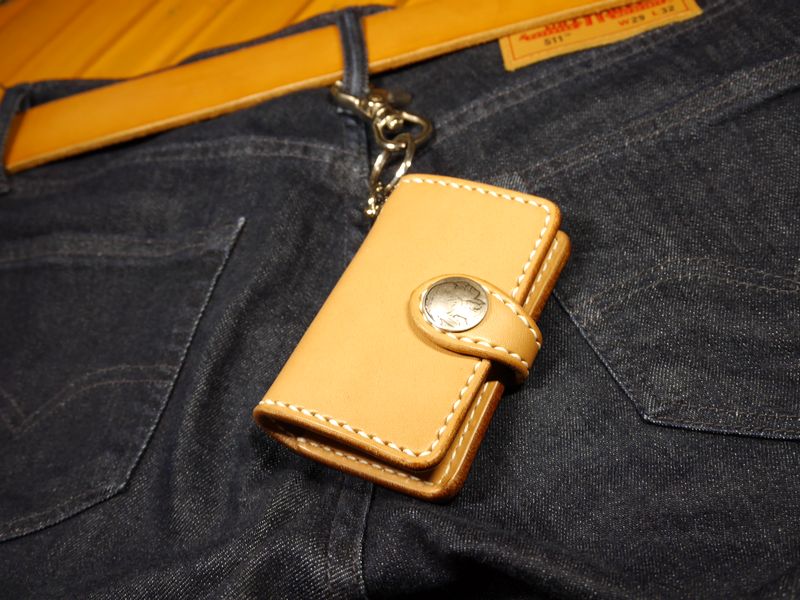 楽天市場 本革製 キーケース 馬具職人 ハンドメイド 完全オーダーメイド 総手縫い 栃木レザー社 本革 ベンズサドルレザー製 オールドコインコンチョ バッファロー インディアン ブラック ブラウン ダークブラウン レッド ナチュラル メンズ レディース 馬具