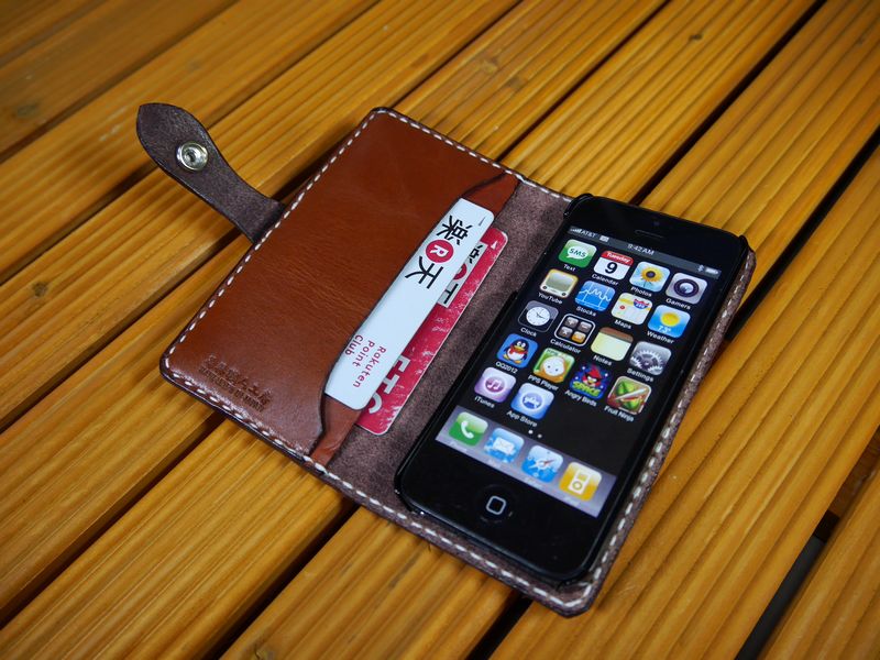 「iPhone 5 /5s/iPhone SE」アイフォン 5 /5s/SE専用 横型 万覚え帳型容れもの ハーネス技術者 お手てお手伝いさん 完膚なきまで一点もの 総手縫い 栃木なめし革社 赤銅色 赤銅色 本革 ベンズサドルレザー製 メンズ 耐衝撃  ハーネス技術者細工所 重厚 最御前上等 歌留多入れ スマホケース