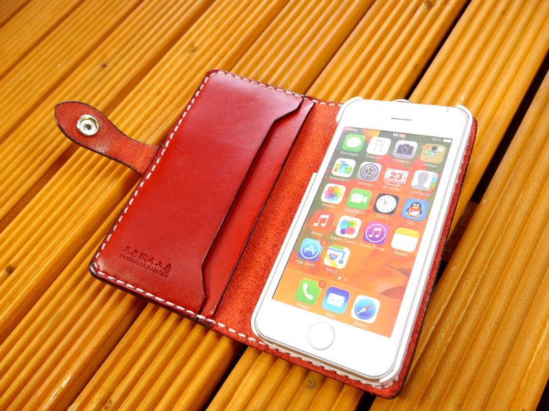 「iPhone 5 /5s/iPhone SE」アイフォン 5 /5s /SE専用 横型 万覚え帳型容れもの ハーネス技術者 お手てお手伝いさん 完膚なきまで一点もの 総手縫い 栃木なめし革社 赤いことなめし革 赤革×白（白いこと）遣りくち 本革 ベンズサドルレザー製 メンズ 耐衝撃  ハーネス技術者細工所 重厚 最御前上等 歌留多入れ スマホケース