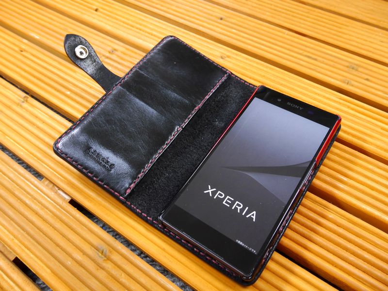 docomoのかっこ良い電話機「Xperia Z5 SO-01H」 エクスペリア 専用 万覚え帳型容れもの ハーネス細工人 御手手お手伝いさん 物のみごとに一点もの 総手縫い 栃木なめし革社製 黒いこと 黒革×赤 ベンズサドルレザー製