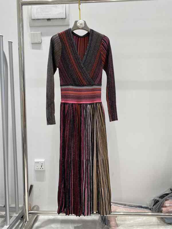 ロングスカート レディース 秋 ニット マルチカラー ストライプ柄 金銀糸刺繍 ロング丈 女性用 カジュアル 普段使い 軽量 伸縮性 保温性 快適(x2)