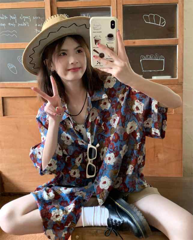 ゆったり 体型カバー 大人かわいい カジュアルシャツ 上品 花柄 シャツ　トップス　レディース 夏に ぴったりの なと ゆったり BF カジュアル プリントの 半袖 シャツ トップスの クールな レトロ 花柄 シャツ。