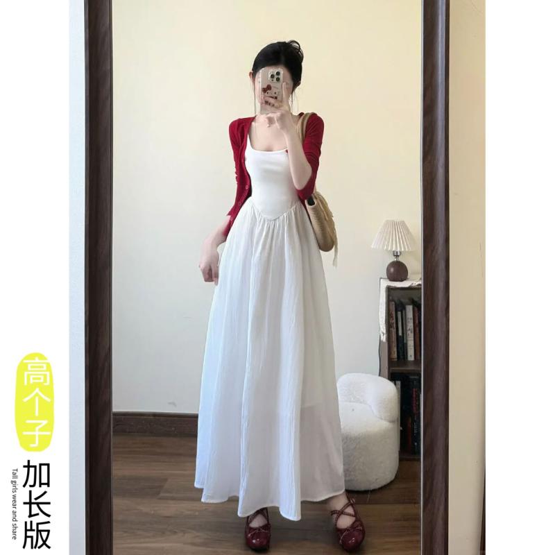 ワンピース レディース 夏 白 吊り帯 ロング ドレス 甘め デザイン ドレープ 素材 優しい 風合い スリム 効果 軽やか シルエット 通勤 普段使い