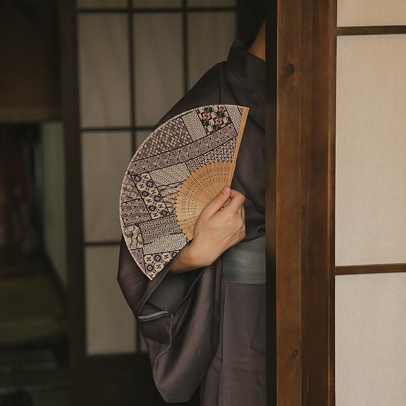 【楽天市場】インテリア 開運扇子 和風扇子 和柄 和風 扇子 和風 木製 職人の 手 折り 扇子 レトロ 夏の 涼しい 竹製 小型で 持ち ...