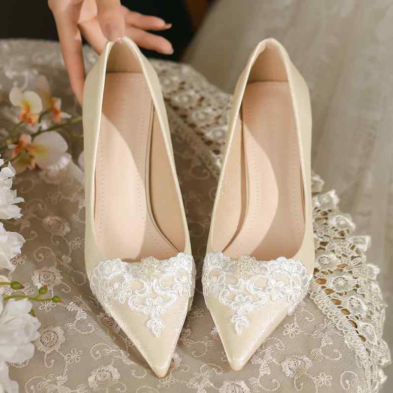 ウェディング シューズ 結婚式 パンプス キラキラ ハイヒール　シューズ　レディース フランスの ウェディングシューズ 2024 春の 花嫁は 足を 疲れさせません スティレット ハイヒールの 尖った つま先の シングル シューズ ミッド ヒールの