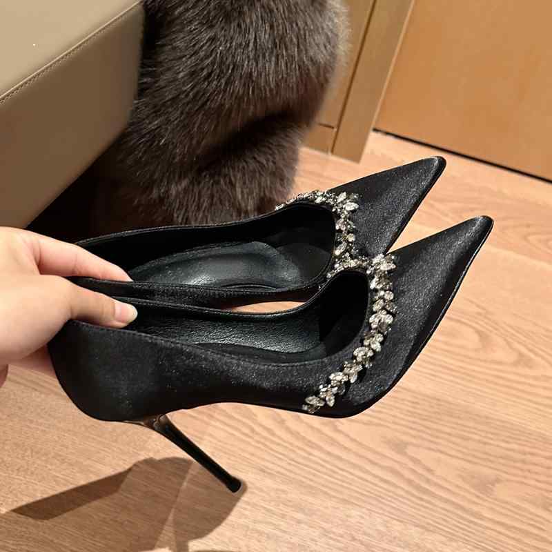 ウェディング シューズ 結婚式 パンプス キラキラ ハイヒール シューズ レディース スティレットと 尖った ラインストーンが 付いた 女性用 ハイヒール フレンチスタイル スタイル 高級 シングル シューズ ウェディングシューズ 2025 春秋 ブラック|バランスケア 店