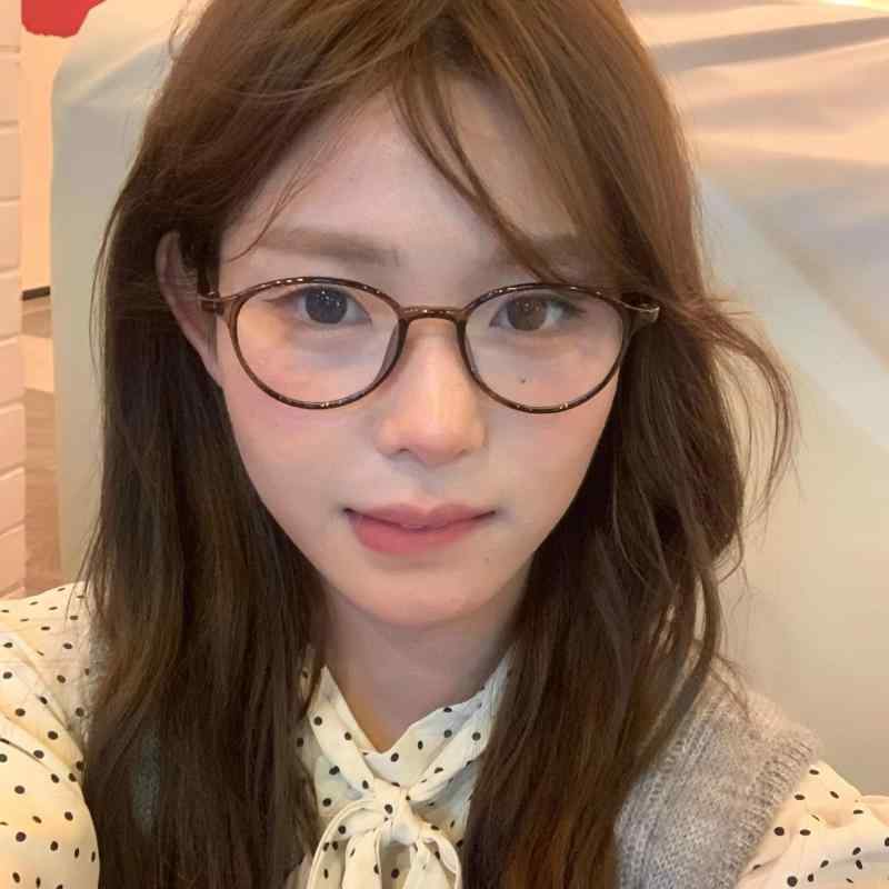男女兼用 紫外線 今めかしい眼鏡 眼鏡 ひな形 今めかしい 欧 陽 ナナの メガネは 近眼の レディース メガネと 同じです。 オンラインで マッチング できます。小 顔の 小さめ ひな形の 眼鏡 ひな形。 自然的赤銅色 丹