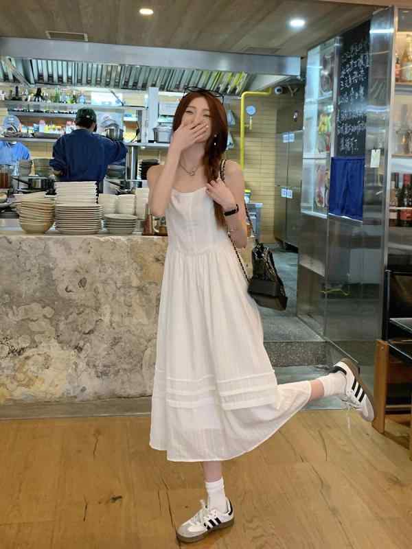 キャミワンピ 無地 ロング丈 ペチコート キャミソール　トップス　レディース ホワイト テクスチャ ドレス 女性 2025 ホリデー スタイル スクエアネック サスペンダー ロング スカート