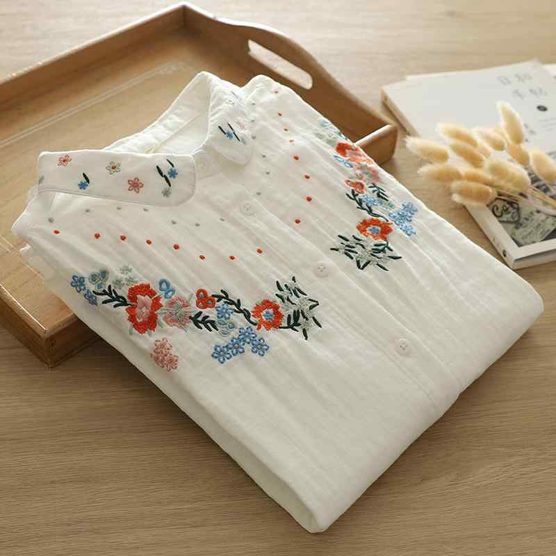 きれいめ 刺繍 大人 カジュアル フェミニン 2024年秋にふさわしい上品で快適雰囲気漂う二重仕立ての綿素材を使用した清新な花柄刺繍のついた襟ぐりの小さいブラウス。レディース長袖の綿素材製です。