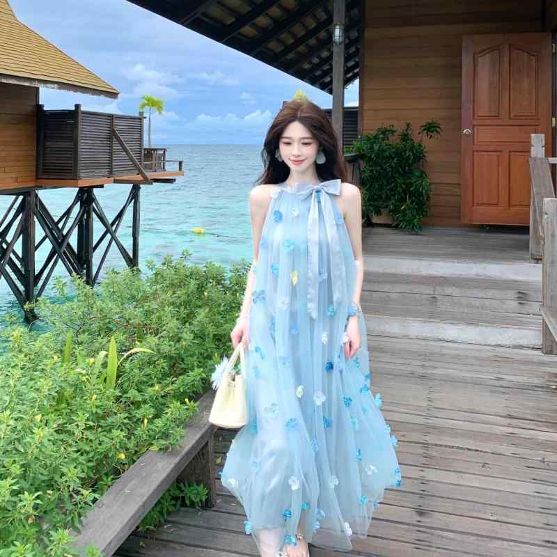 ワンピース レディース 袖なし ハルターネック ロングドレス リゾート風 フレンチスタイル ロマンチック 立体花柄 ファッション 優しい 夏向け 軽やか 女性らしい シルエット
