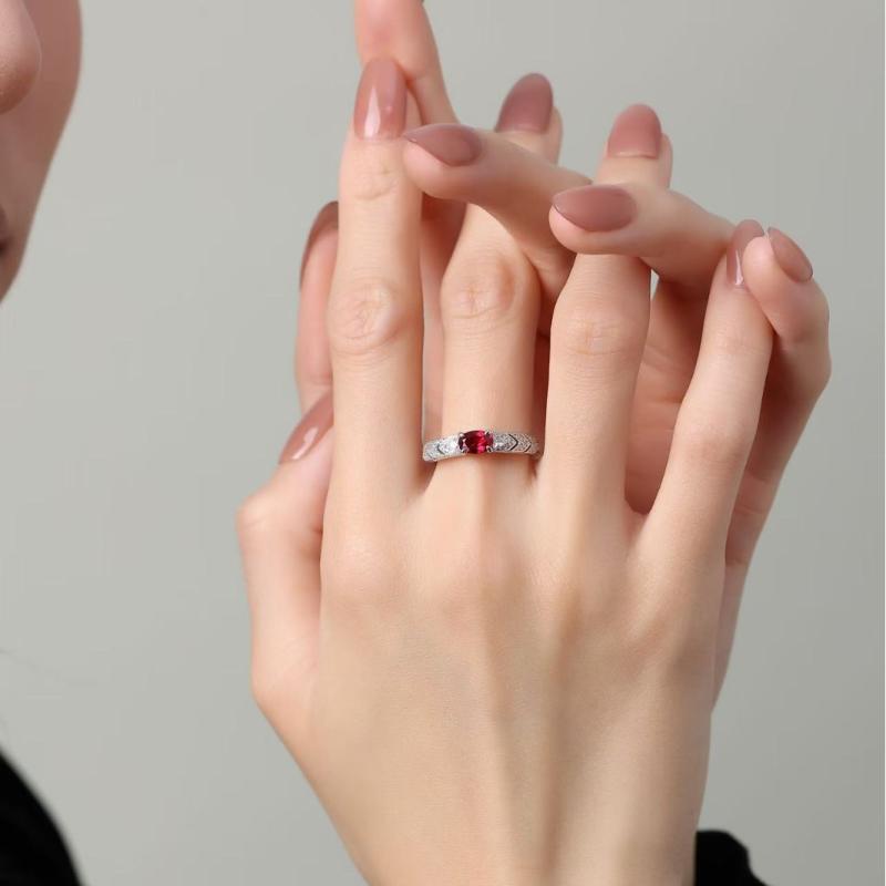 指輪 女性用 シンプル レース モチーフ 合成ルビー 婚約指輪 銀 上品 エレガント 繊細 通勤用 日常使い コーディネート クラシック スタイル