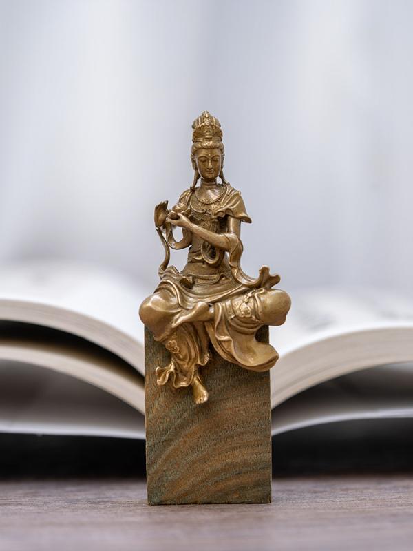 観音菩薩 座像 真鍮製 ミニチュア 仏像 置物 持ち運び用 供養 書斎 茶室 装飾 伝統工芸 精巧 細工