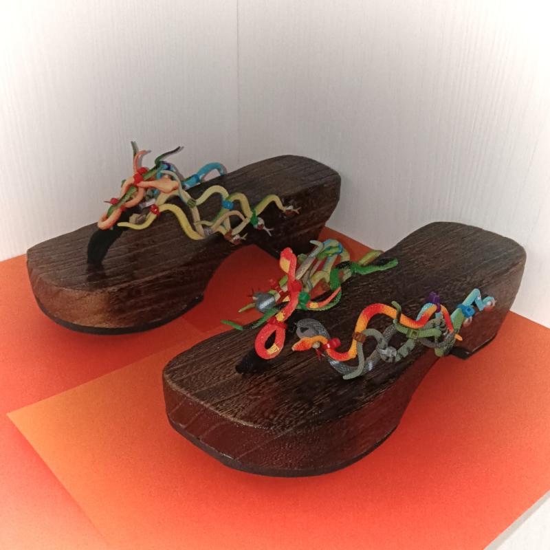 サンダル 木製 人字型 蛇 巻き付き ひな型 手作り 芸術品 夏用 砂浜 アウトドア 軽さ 通気性 耐久性 特殊 飾りつけ