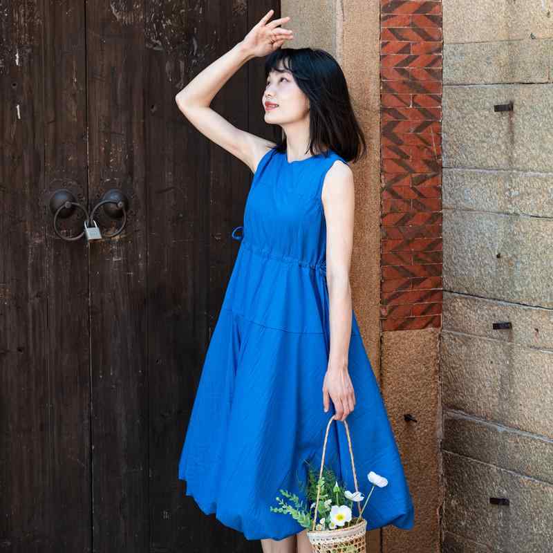 ワンピース レディース 夏 かわいい ブルー ラウンドネック ノースリーブ 調整可能 ドローストリング ウエスト収縮 キャミソール 花柄 フレアスカート 中長丈 カジュアル 軽量 伸縮性 通勤 普段使い