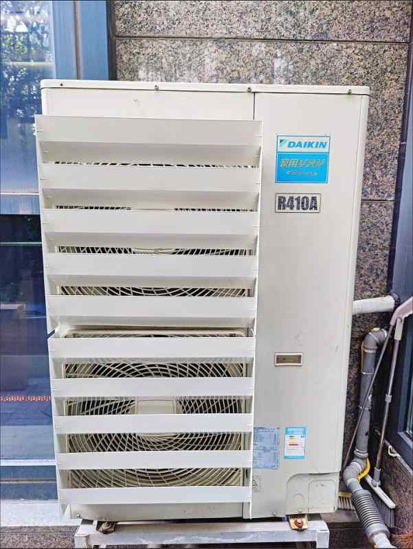 エアコン室外機用 導風カバー 風よけ板 風向き調整 導流板 直吹防止 ルーバー ヒートポンプ 養殖 軽量 耐久性 プラスチック素材 屋外設置 風流制御 効率向上 省エネ対応 通気性 防風設計
