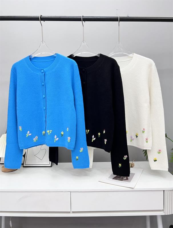 秋冬 レディース ニット カーディガン 手刺繍 花柄 丸首 短丈 ボタン 柔らか セーター かわいい デザイン トップス アウター 暖か 素材 日常使い
