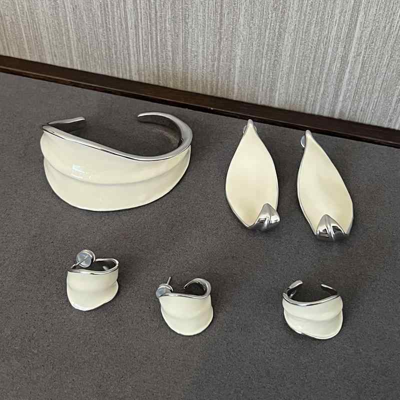 指輪 レディース 植物リーフモチーフ アクセサリー 高級感 エナメル 白色 リーフデザイン 葉っぱ 植物 曲線美 大人かわいい 上品 エレガント おしゃれ デイリー ファッション ジュエリー リング 普段使い お出かけ ギフト プレゼント パーティー 二｜バランスケア　店
