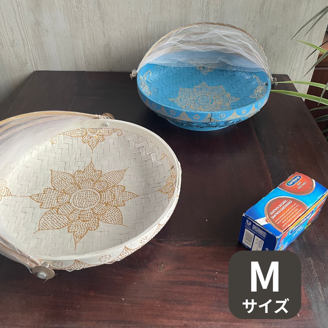 アジアン フードストッカー 竹製 かや付 丸型 M W30cm スカイブルー　ホワイト　ゴールド バンブー 網付 収納バスケット くだものカゴ 果物籠 キッチン収納バスケット フルーツバスケット おしゃれ お菓子 果物カゴ バリ雑貨 アジアン インテリア バリ風　夏ギフト ネット付画像