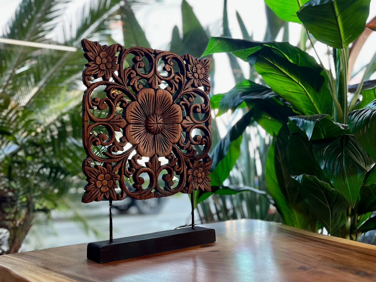 タイ製WOODカービングスタンド 300角Dタイプ【タイ直輸入】【木彫り】【おしゃれ】【アジアンインテリア】【透かし彫り】【アジアンアート】【バリ風インテリア】【高級感】【手彫り】【オブジェ】【バリ・アジアン雑貨バリパラダイス】｜バリ・アジアン雑貨バリパラダイス