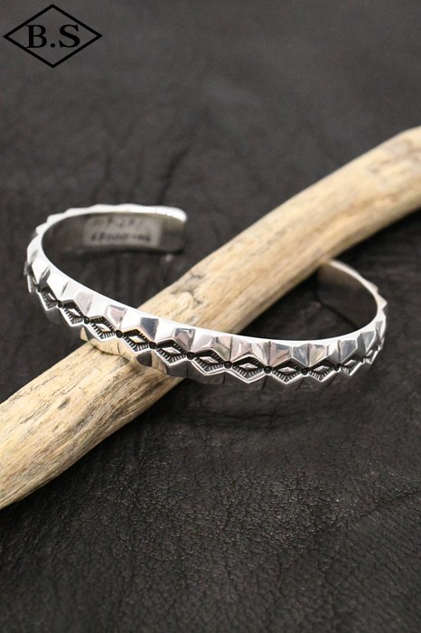 ナバホ族 ターコイズ バングル ヴィンテージ シルバー キングマン ビズビー 美品 Harry H Begay ナバホ族 バングル キングマン ターコイズ