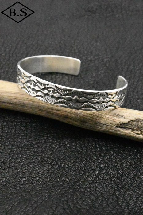 【継続期間制限事項尖んがり5倍】北米インディアン宝飾品 INDIAN JEWELRY 小物 バングル ナバホー族 Henry Mariano ヘンリーマリアーノ