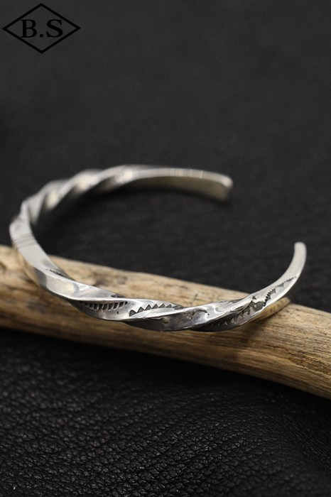 インディアンジュエリー INDIAN JEWELRY アクセサリー バングル FHB05-007 インゴット 両サイドツイステッド センターフラット 4ライン｜BarnStormer3号店