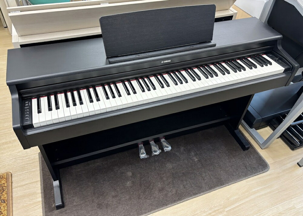 店頭展示品１台限定特価　ヤマハ　ARIUS　YDP-165B　ブラックウッド調　2022年製　メーカー１年保証付き　九州北部地方限定　配送設置無料　※九州北部地方以外、離島へのお届けは注文不可。遠隔地へのお届けは追加料金が必要となる場合がございます。　電子ピアノ　アリウス｜バサロ楽器