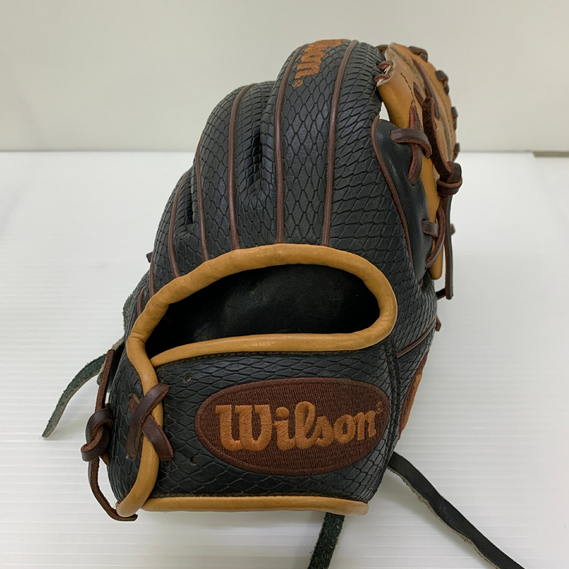 ウィルソン Wilson The Wannabe Hero DUAL 軟式 成年者 原則として 内野手手用 地球儀 グローヴ 右投げ RHKX2O 中古品  ベイスボール 5952
