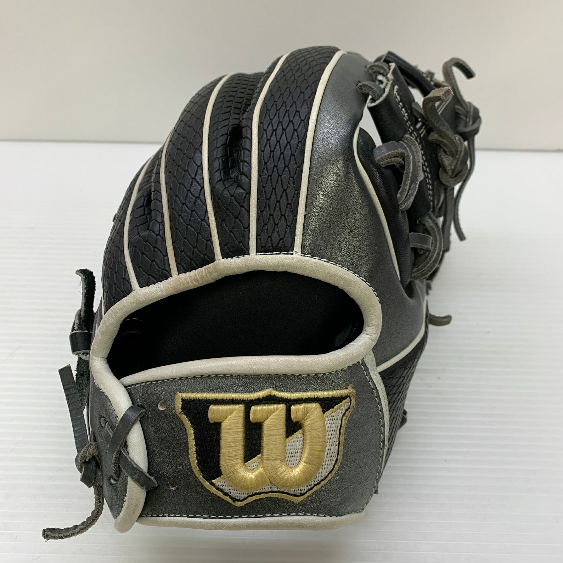 ウィルソン Wilson ワナビーヒーロー 軟式 成年者 原則として 内野手手用 地球儀 グローヴ 右投げ 86型 中古品  ベイスボール 8100