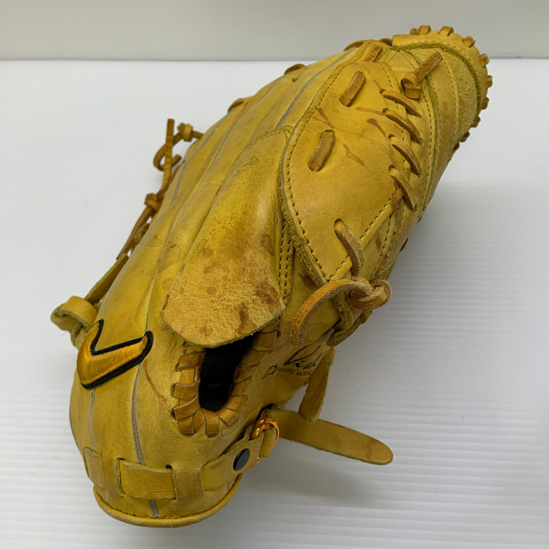 ナイキ NIKE シグネチャーモデル 軟式 成年者 原則として ピッチャー用 地球儀 水差し グローヴ 右投げ  中古品  ベイスボール 8801
