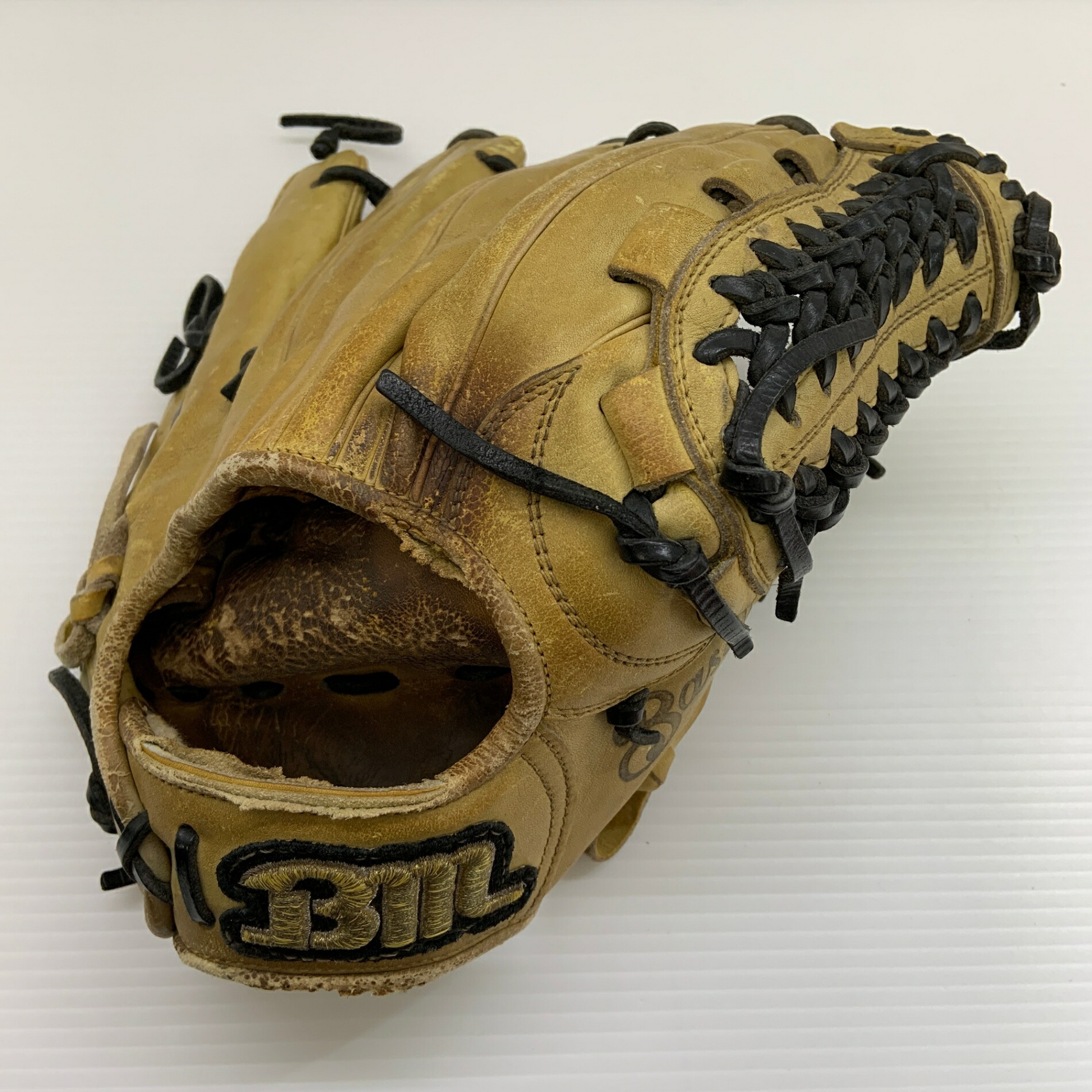 軍事基地マン BASEMAN BM  硬式 成年者 原則として 内野手手用 地球儀 グローヴ 右投げ  中古品  ベイスボール 8788